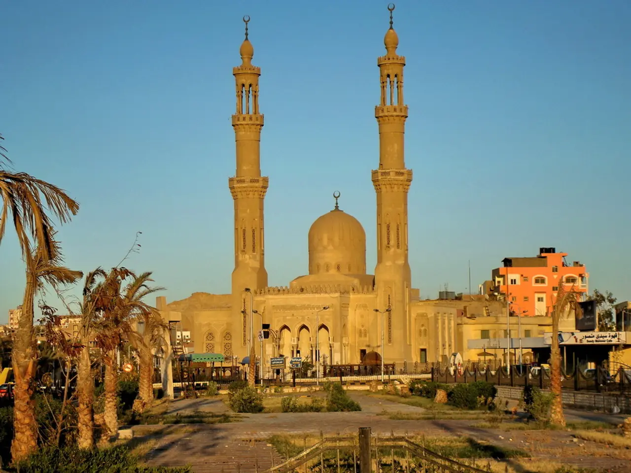 Visitors Endure Intense Heat to Delve into Mardin's Ancient Midyat